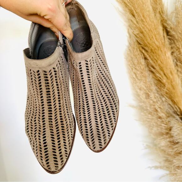 VINCE CAMUTO Tan Cream Suede Leather Zipper Zip Heel Ankle Boots Booties 8.5 - Picture 4 of 12